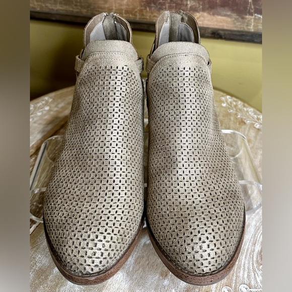 EUC Fergalicuus by Fergie “Erikka” Ankle Bootie in Excellent Condition. Size 7 - Picture 9 of 14